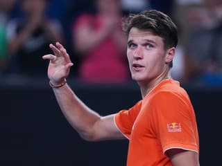 Šok pre Australian Open: Menšík odstúpil pred osemfinále, legendárny Djokovič postupuje bez boja