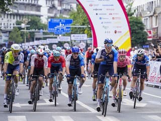 VIDEO Hromadný pád vyše dvadsiatky cyklistov v Číne: Najprv to nevyzeralo vôbec dobre