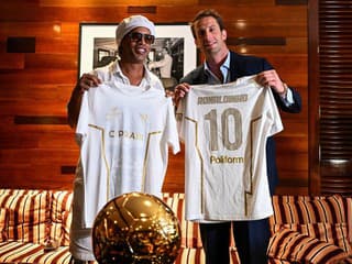 VIDEO Magický Brazílčan si opäť obuje kopačky: Ronaldinho sa vracia do profesionálneho futbalu