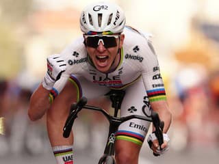 Nezničiteľný Pogačar dobyl Sanremo v infarktovom špurte a premiéra Kubiša