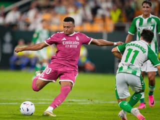 Životný zásah aj zahodená penalta: Súper Slovanu pripravil Mourinhovi prvú prehru na lavičke Realu