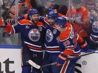 VIDEO Hokejové divadlo na jednotku: Skvelé prvé finále NHL takmer potrebovalo dve predĺženia