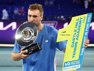 VIDEO Vyhral milión a kúpi si dom: Amatér ovládol turnaj za účasti Alcaraza i Sinnera! Bizarné pravidlá