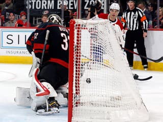 VIDEO Slafkovský začal rok vo veľkom štýle: Strelil gól z bufetu a bol prvou hviezdou zápasu