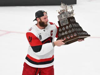 VIDEO Kapitán Caroliny prepísal históriu: Toto sa mu podarilo ako najstaršiemu hráčovi v histórii NHL