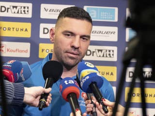 Historicky najmladší tím na MS v hokeji: Slovenskí šuhaji sú už v USA, vyčerpaný Goljer si pospal