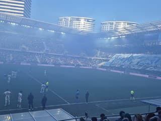 VIDEO Peklo na Tehelnom poli: Slovan aj Spartak si podali Kováčika, derby prerušila pyrotechnika