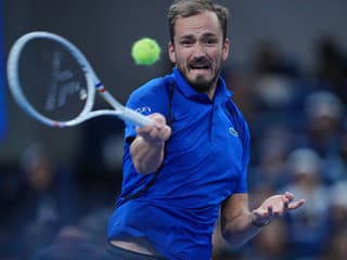 Šokujúci koniec famózneho duelu Medvedeva s Djokovičom: Rus zasiahol diváka a bol diskvalifikovaný!
