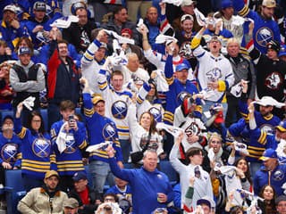 VIDEO Nefunkčný mikrofón? Žiadny problém! Trapas pri hymne premenili v Buffale na elektrizujúci zážitok