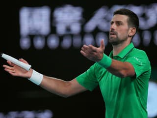 VIDEO Chýbali centimetre: Novak Djokovič bol blízko diskvalifikácie na Australian Open