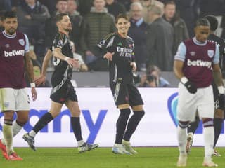 Arsenal ovládol sedemgólový polčas v londýnskom derby, Dúbravka s Newcastle schytal KO v závere