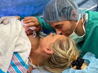 FOTO Najkrajší vianočný darček: Bývalá ruská tenisová kráska a slávny spevák s radostnou novinou