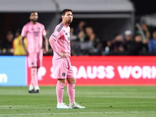 VIDEO Zasahovala aj ochranka: Lionel Messi zažil nepríjemný incident počas zápasu!