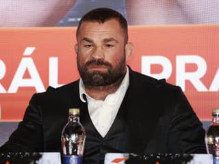 Oholený Karlos Vémola, prevoz a po zuby ozbrojení policajti: Na toto nikto iný nemá poverenie!