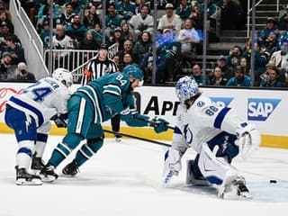 VIDEO Regenda šokoval NHL: Hetrikom vykresal nádej pre San Jose, aktívny Slafkovský proti Dvorskému