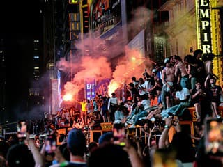 Žijeme v šialenej dobe: Oslavy titulu Knicks sprevádzali nepokoje, polícia zadržala desiatky ľudí