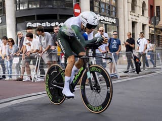 Vážne zranenia hlavy a kritický stav: Španielsky cyklista po zrážke s autom skončil na JISke