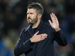 Carrick si je stopercentne istý, že dokáže zvrátiť situáciu, médiá špekulujú o jeho nástupcovi