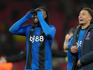 Boj červeného a belasého Manchestru, pridá sa Liverpool? Supy sa zlietajú na produktívneho Afričana