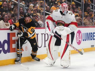 Najvyšší brankár, aký kedy chytal v NHL: V zápase Floridy s Pittsburghom sa písala história