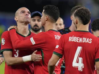 EURO 2024 Rekordér Pepe v slzách a v objatí Ronalda: Je to veľmi bolestivé, sme ako bratia