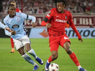 Aston Villa potvrdila rolu favorita, Freiburg triumfoval rozdielom triedy a remíza v Portugalsku