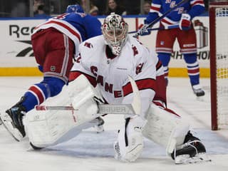 VIDEO Ruský brankár najproduktívnejším hráčom zápasu: Carolina predĺžila čiernu sériu NY Rangers