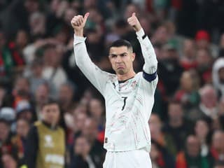 Nečakaný výbuch Portugalska: Ronalda po skrate a červenej karte totálne vysmiali a vybučali