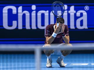 VIDEO Toto sa mu ešte nikdy nestalo: Djokovič na Federerovom domácom turnaji nečakane vyletel