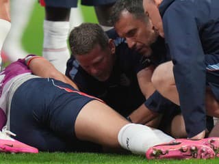 Šok počas osláv Angličanov: Henderson spadol cez reklamné panely, je to dosť vážne