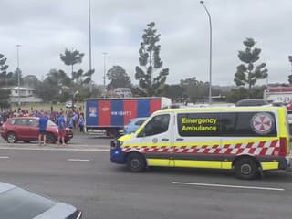 VIDEO Šokujúci incident v Austrálii: Auto vrazilo do davu fanúšikov!