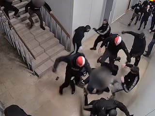 VIDEO Odporné zábery z Prahy: 25 futbalových chuligánov napadlo piatich mužov! Je zázrak, že prežili...