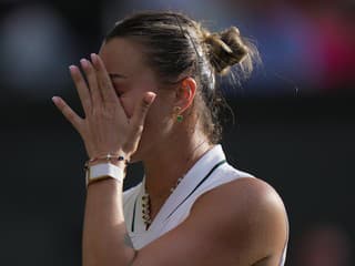 VIDEO Ďalšie prekvapenie v Londýne: Svetová jednotka Sabalenková na Wimbledone tvrdo narazila