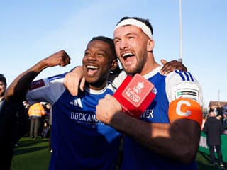 Veľká hanba pre obhajcu FA Cupu: Vyradil ich tím zo šiestej ligy, trénuje ich brat legendy United