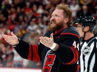 VIDEO Ako najlepšie časy v minulom storočí: Diváci vo vare, NHL bola svedkom top bitky sezóny