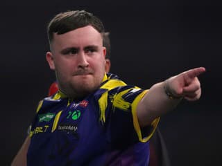 Obletovaný sprava-zľava: Šípkarský fenomén Littler podpísal historicky rekordný kontrakt