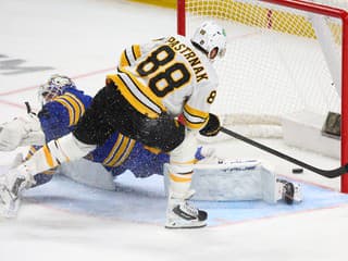 VIDEO Kdeže, žiadny koniec sezóny: Famózny Pastrňák vykúpal brankára a udržal Boston pri živote