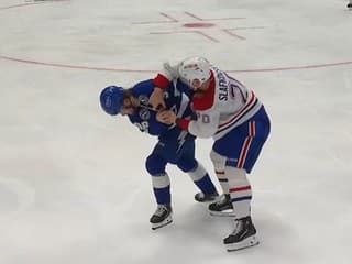 VIDEO Černák pomohol Tampe vyrovnať stav série, Slafkovský zhodil rukavice a vymenil góly za päste