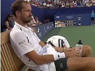 VIDEO Medvedev si počas duelu pustil jazyk na špacír: Neuveriteľné hlášky, popukáte sa od smiechu