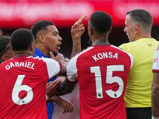 Stopercentný Arsenal ovládol londýnske derby, Manchester United v infarktovom závere prišiel o výhru