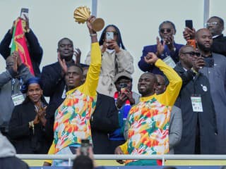 Futbalový škandál pokračuje! Naozaj odvážne gesto: Senegal oslavuje trofej, ktorú mu vzali