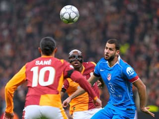 Dávid Hancko mohol v Lige majstrov streliť víťazný gól Atlética, infarktový záver v Baku