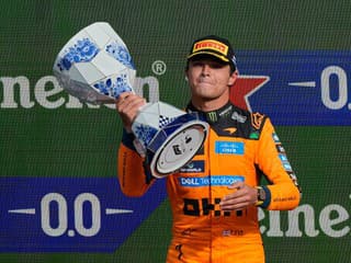 Divoké preteky F1! Tvrdý koniec Verstappena, bitka o prvenstvo a doslova taktické šachy
