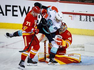 VIDEO Rušná noc v NHL: Traja Slováci za Calgary, Nemcov debut a Černák kraľoval bodyčekmi