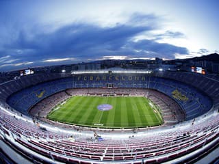 VIDEO Keď sa z futbalu stane MMA: Robotníci na štadióne Barcelony sa mlátili palicami!