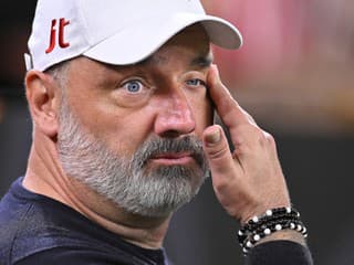 Bezvedomie a zlomená čeľusť: Tréner Slavie penil po vysokom treste pre Mosesa