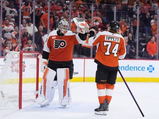 VIDEO Hrdina z Prahy: Philadelphia žerie Pittsburgh zaživa, český muž v maske má na tom leví podiel