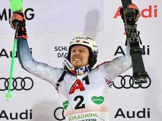 VIDEO Nočný slalom v Schladmingu pohrebiskom favoritov: Nórska hviezda s rekordným triumfom