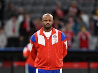 Kompany skolaboval počas tréningu Bayernu: Belgičana previezli do nemocnice