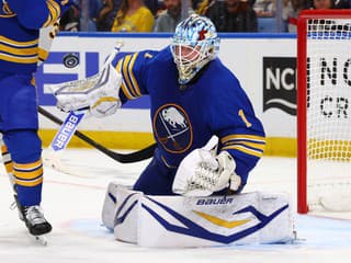 VIDEO Na pohromu stačila sekunda spánku: Brankár Buffala sa červenal po góle z polovice ihriska